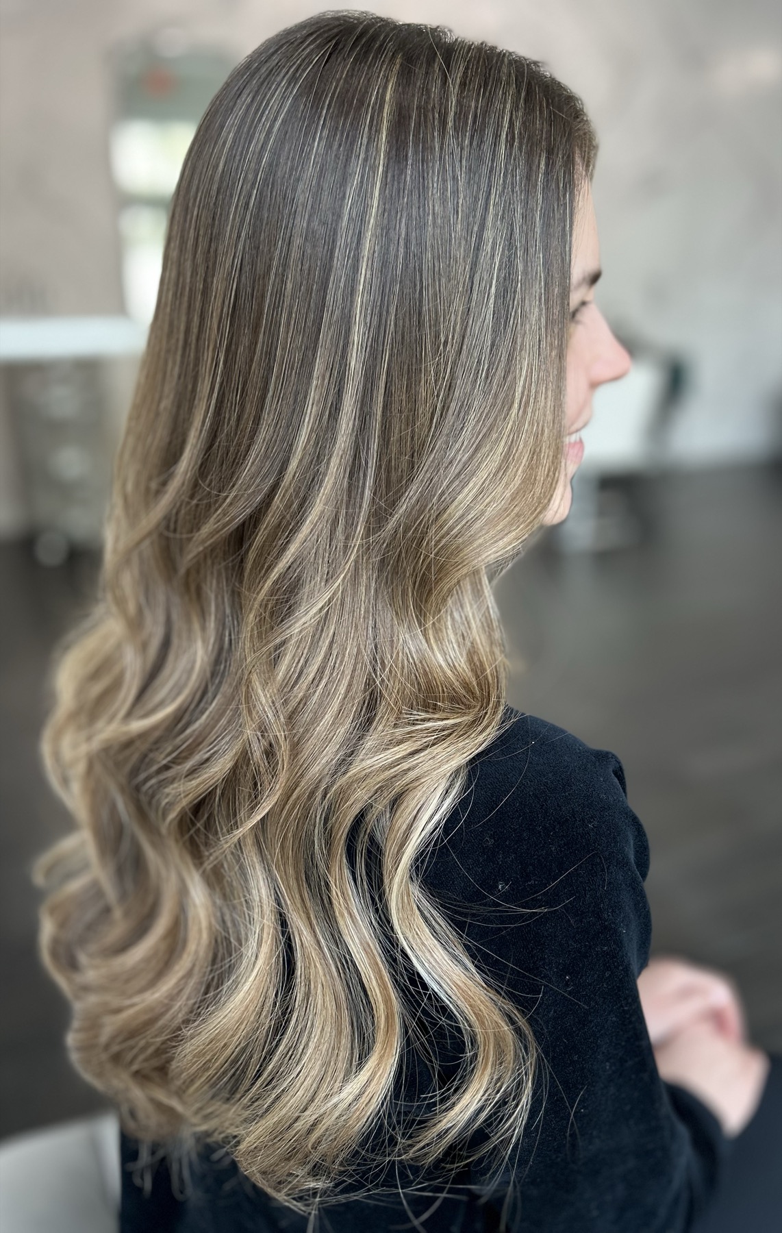Long blonde waves with dimensional highlights